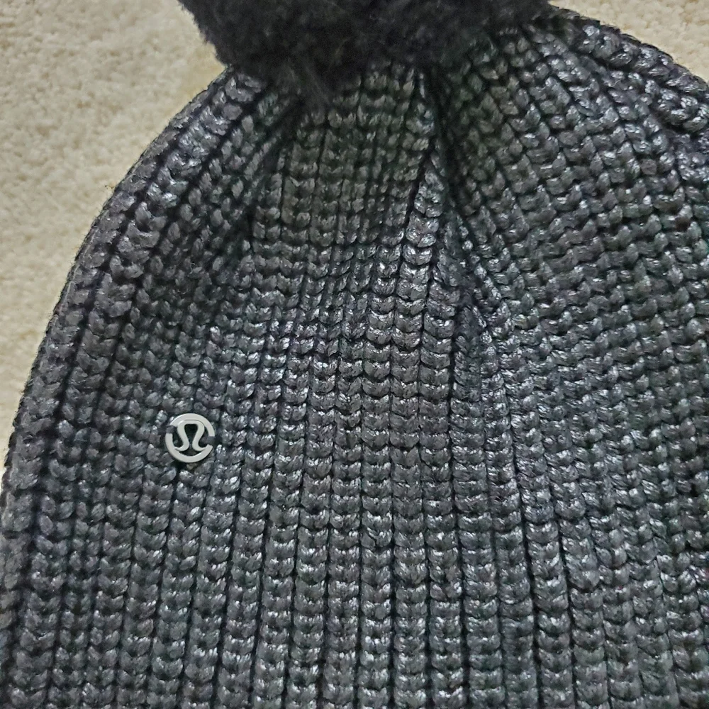 Lululemon All That Shimmers Toque Wool Beanie Winter Pompom Hat in Black